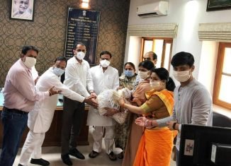विप्र फाउंडेशन जोन-१ जयपुर इकाई ने जयपुर जिला कलेक्टर को मास्क सौंपे।