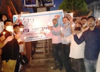 झारखंड में विप्र फाउण्डेशन के बैनर तले ब्राह्मणों ने पुजारी हत्या के विरोध में मोमबत्ती मार्च निकाला।