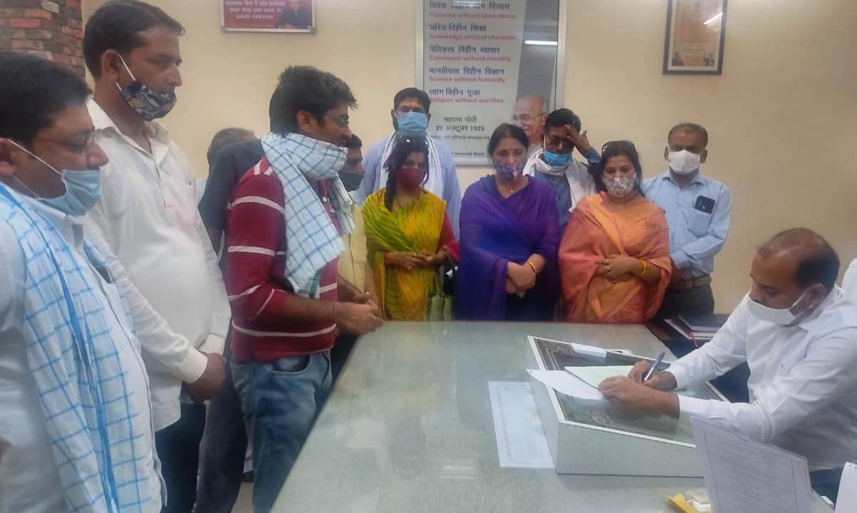 विप्र फाउंडेशन टिकरी ने पुजारी शम्भू शर्मा की हत्या पर जिला कलेक्टर को ज्ञापन दिया।