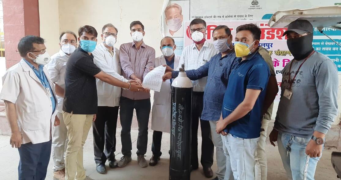 विप्र फाउंडेशन युवा प्रकोष्ठ धौलपुर द्वारा 15 ऑक्सीजन सिलेण्डर किए भेंट।