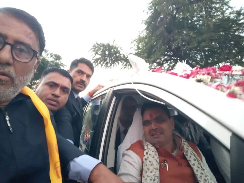विप्र फाउंडेशन का उपरणा लिये लोगों को देख मुख्यमंत्री ने गाड़ी रुकवाई