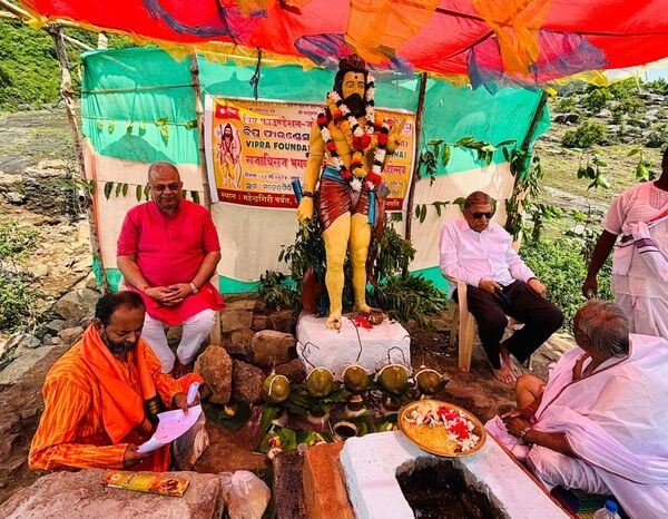 आंध्र प्रदेश की सीमा पर ओड़िसा में अवस्थित महेन्द्र पर्वत पर पाँच हज़ार फीट ऊपर परशुराम चबूतरा है।
