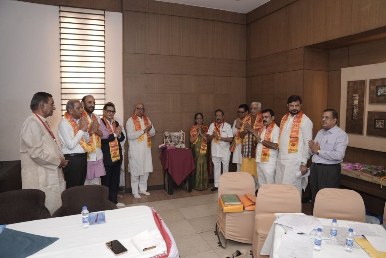 वंदना करते पदाधिकारी