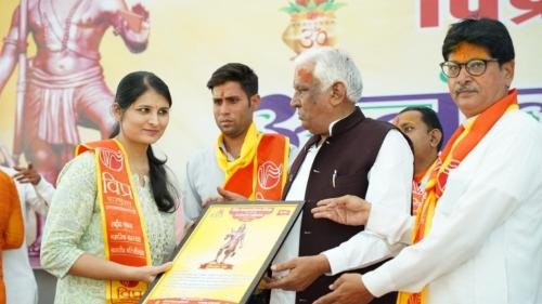 ब्राह्मण समाज की 700 प्रतिभाओं, युवाओं ओर लोक कल्याण के लिए कार्य करने वाली अनेक गणमान्य विभूतियों को सम्मानित किया ।