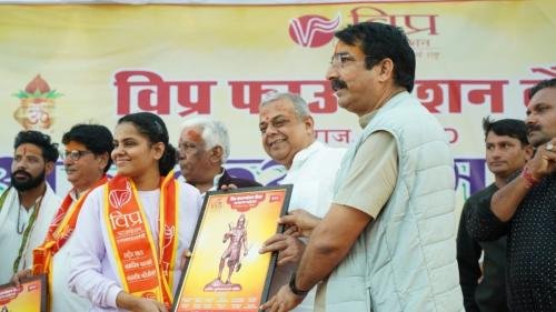 ब्राह्मण समाज की 700 प्रतिभाओं, युवाओं ओर लोक कल्याण के लिए कार्य करने वाली अनेक गणमान्य विभूतियों को सम्मानित किया ।